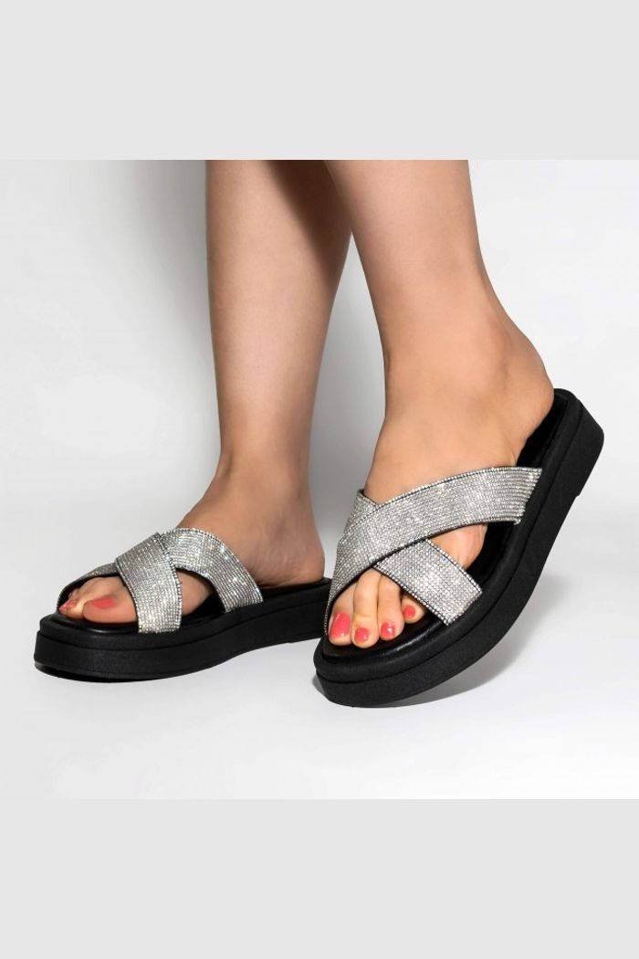 Mule Flatform Tiras Cruzadas com Strass Preto
