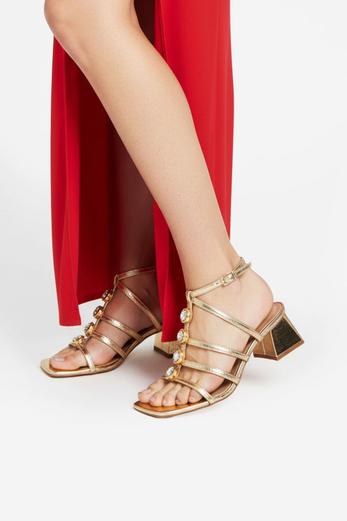 Sandália Luxuosa com Pedrarias em Couro Ouro