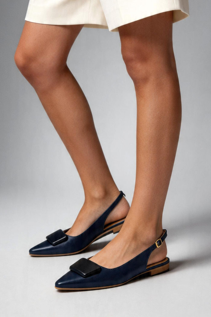 Chanel Rasteiro com Enfeite Azul Marinho