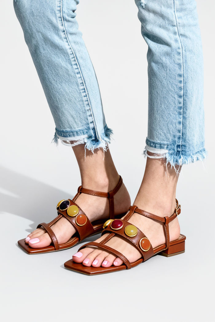 Sandália Moderna com Pedras e Salto Baixo Tostado