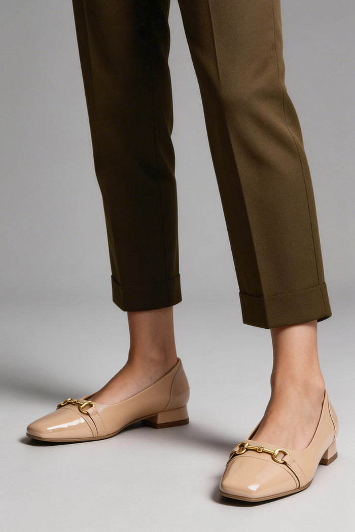 Scarpin com Enfeite Bico Quadrado Amêndoa