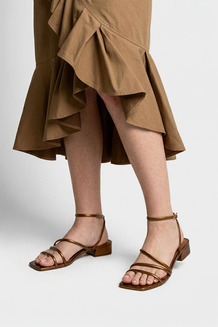 Sandália com Tiras Delicadas e Salto Baixo Bronze