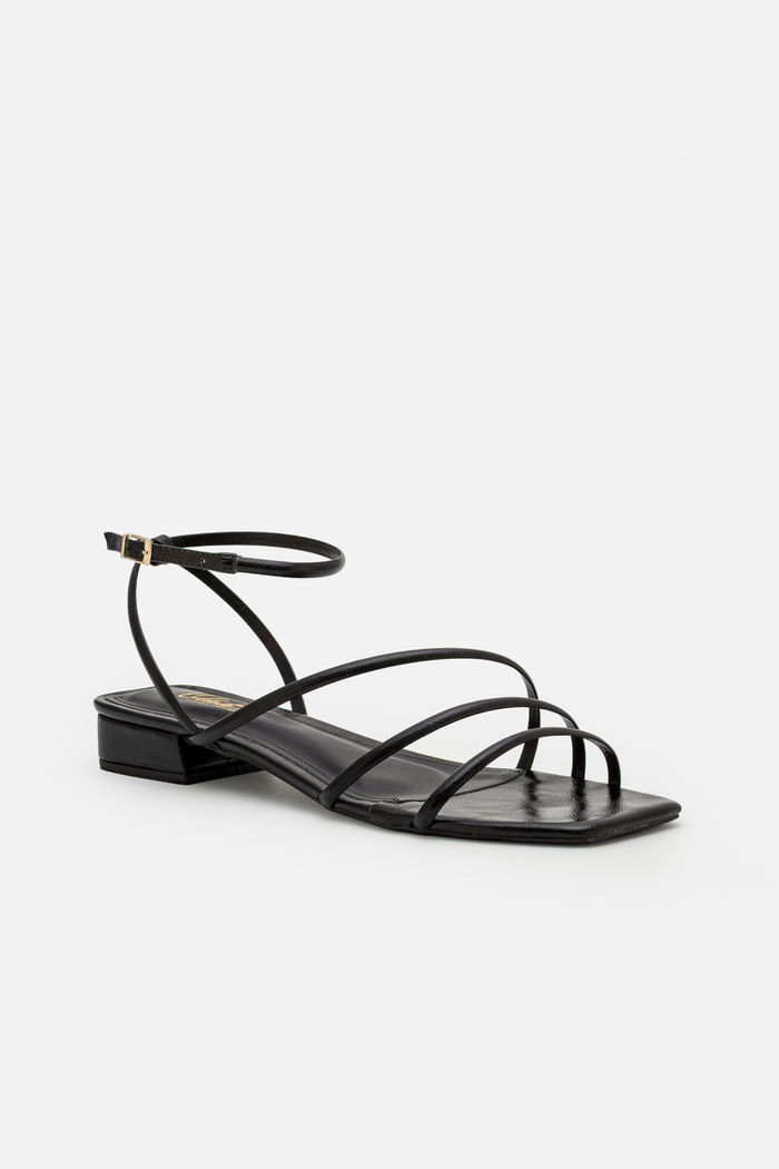 Sandália com Tiras Delicadas e Salto Baixo Preta