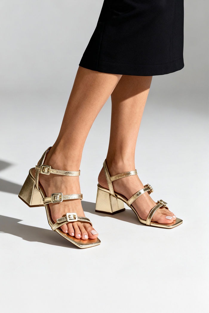 Sandália Delicada com Fivelas que Regulam Ouro