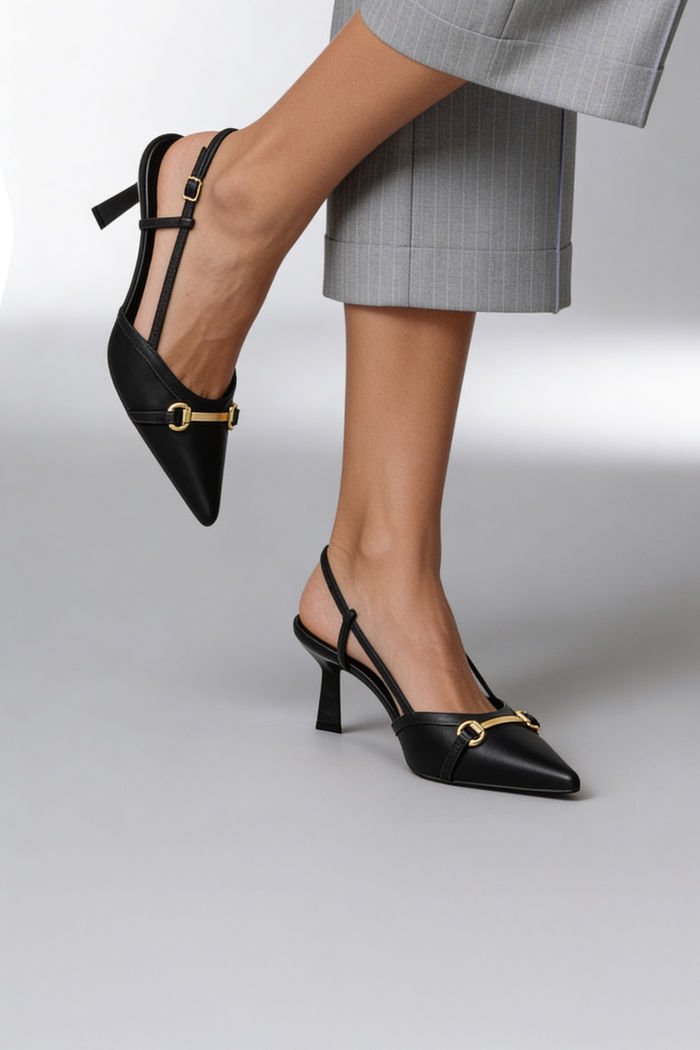 Chanel com Salto Geométrico e Enfeite Metálico Preto