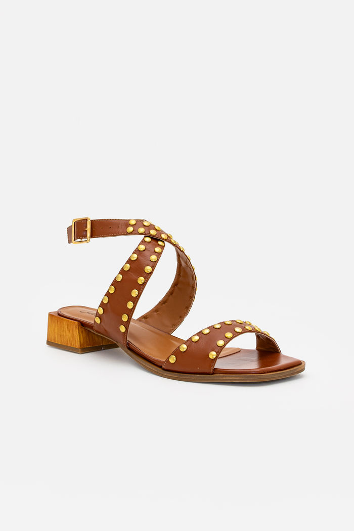 Sandália em Couro com Rebites Moderna Tostado