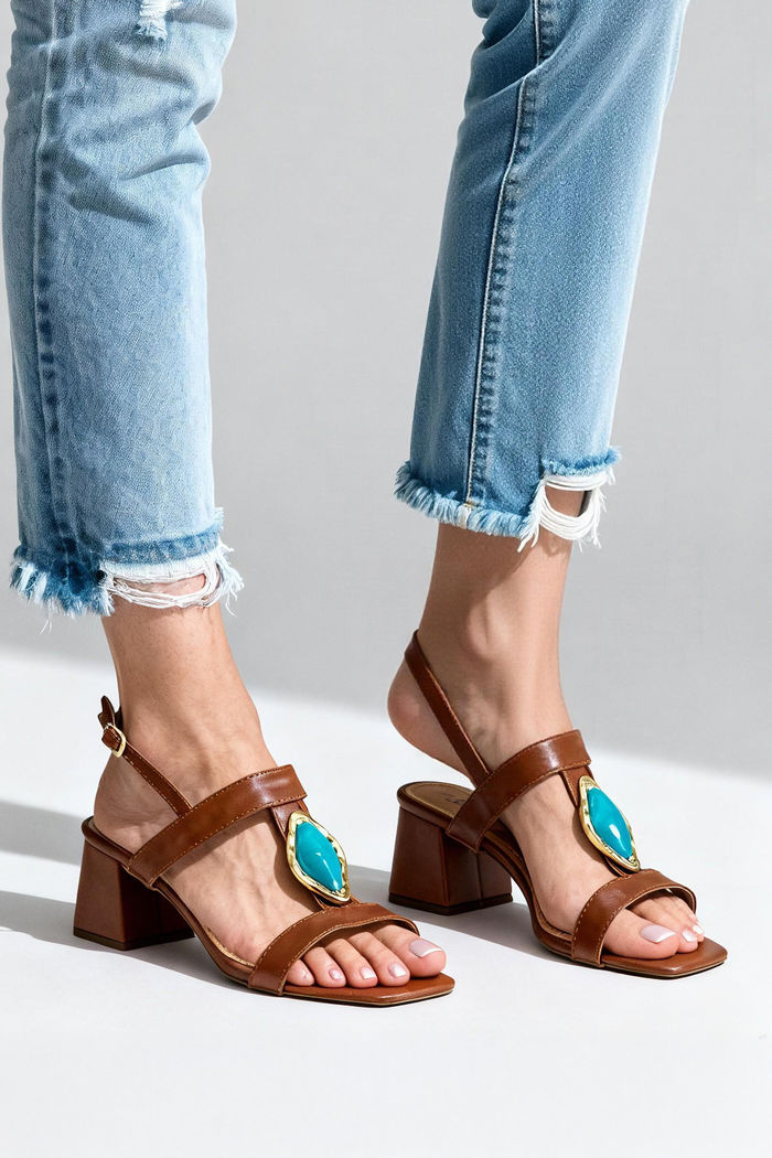 Sandália Moderna com Pedra Azul e Salto Bloco Tostado