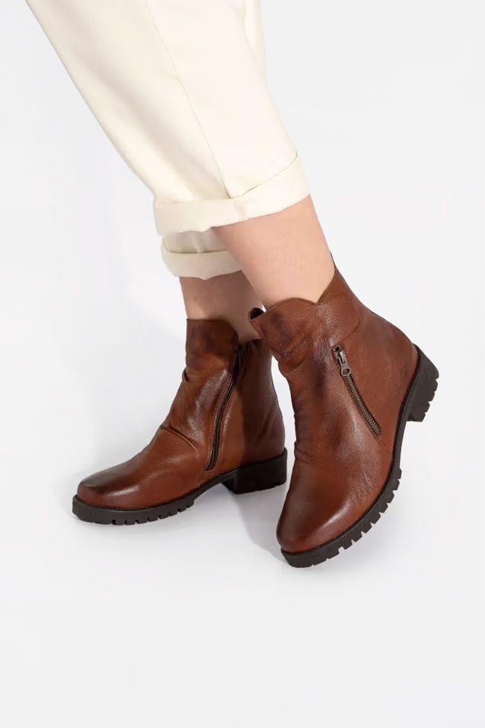 Bota Super Confortável com Cano Curto em Couro Caramelo