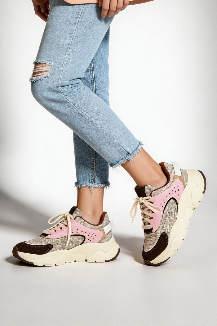 Tênis com Recortes e Solado Esportivo Off White