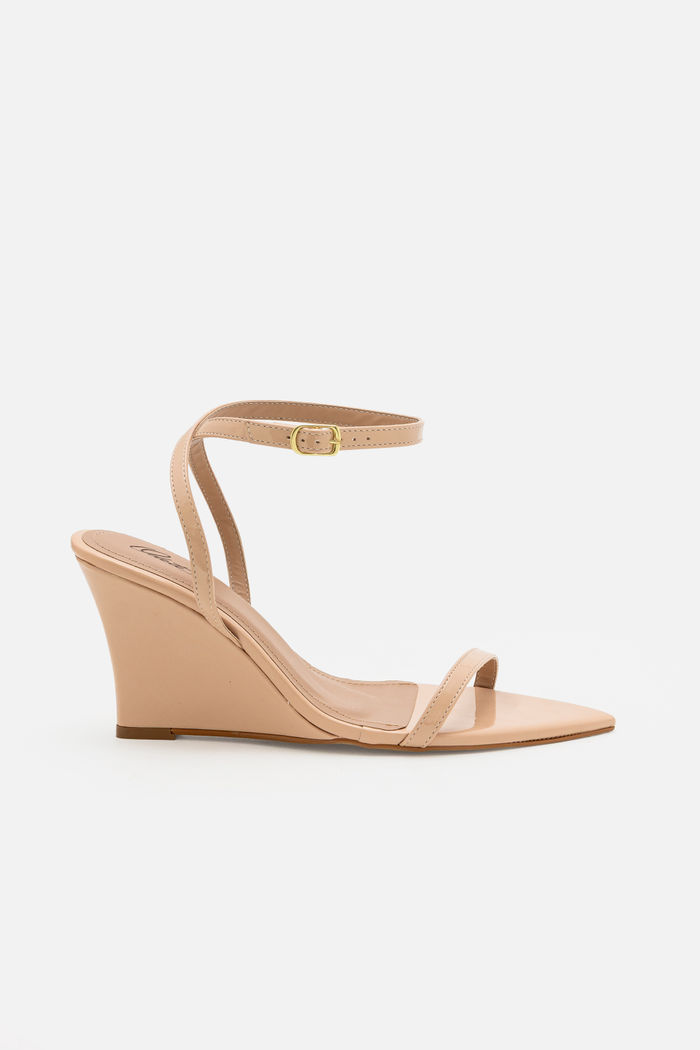 Sandália Anabela com Tira Fina Amêndoa