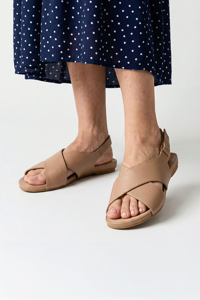 Rasteira em Couro com Tira Cruzada Amêndoa