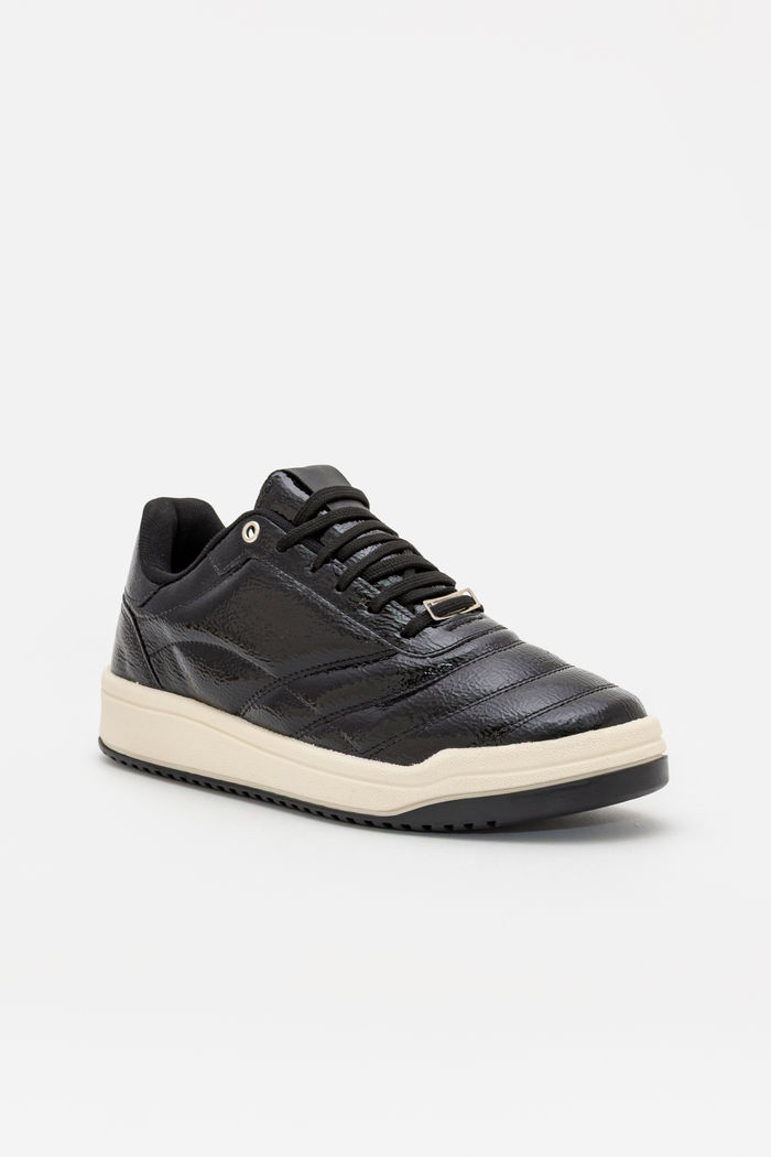 Tênis em Verniz com Costuras Preto