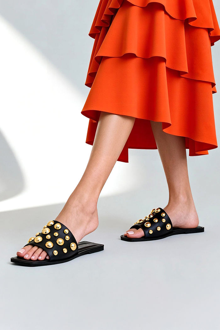 Rasteira em Couro Moderníssima com Esferas Cromadas Preto