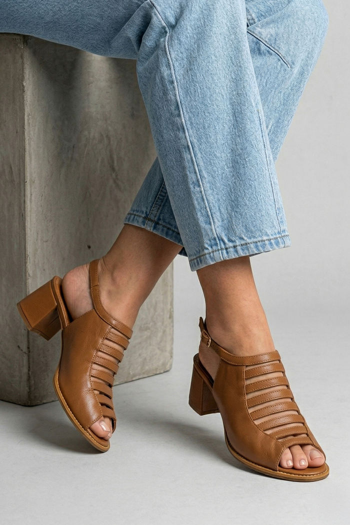 Sandália em Couro com Tiras e Salto Bloco Caramelo