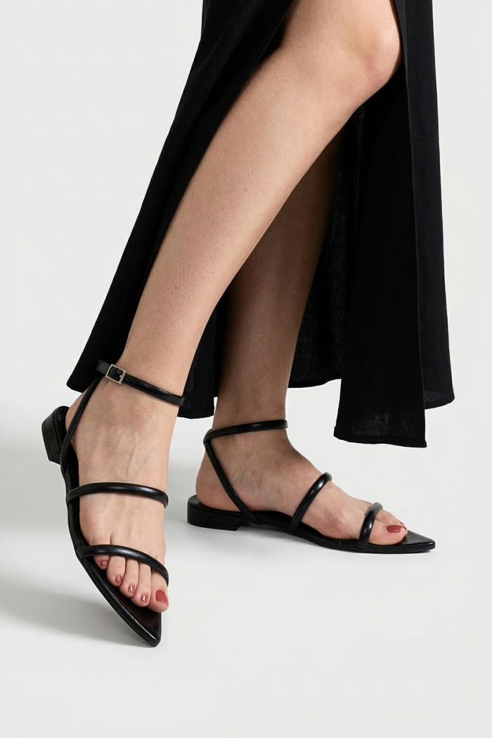 Rasteira Estilosa com Tiras e Bico Folha Preta