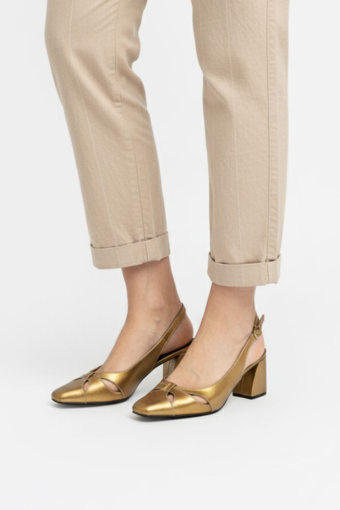 Chanel com Salto Bloco Elegante Bronze