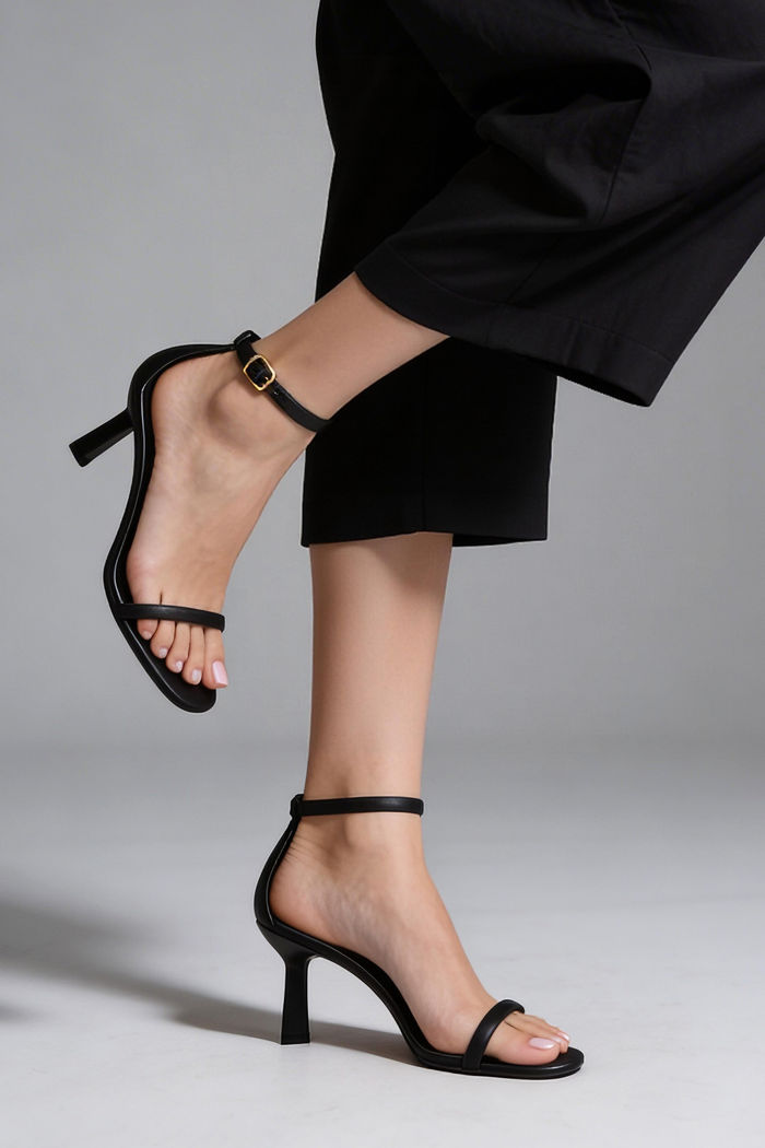 Sandália Delicada com Tira Fina com Salto Geométrico Preto