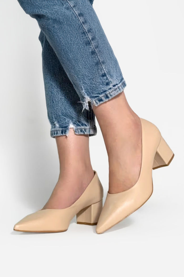 Scarpin Clássico com Salto Bloco Amêndoa