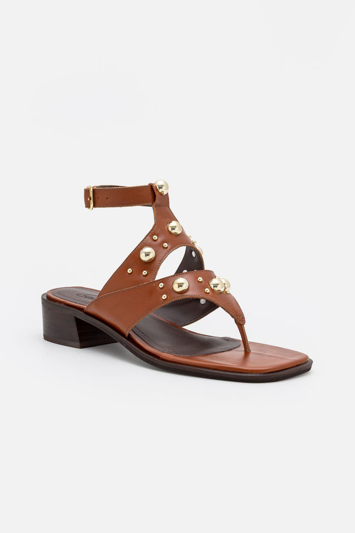 Sandália em Couro com Rebites Cromados Caramelo