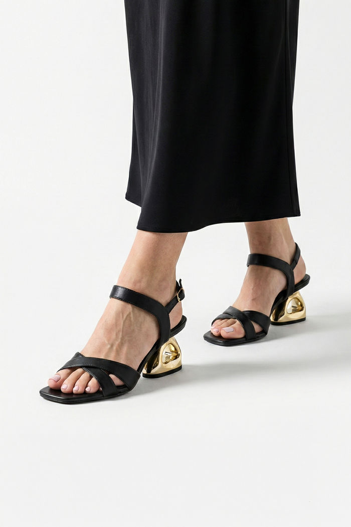 Sandália com Tiras Cruzadas e Salto Cromado Preta