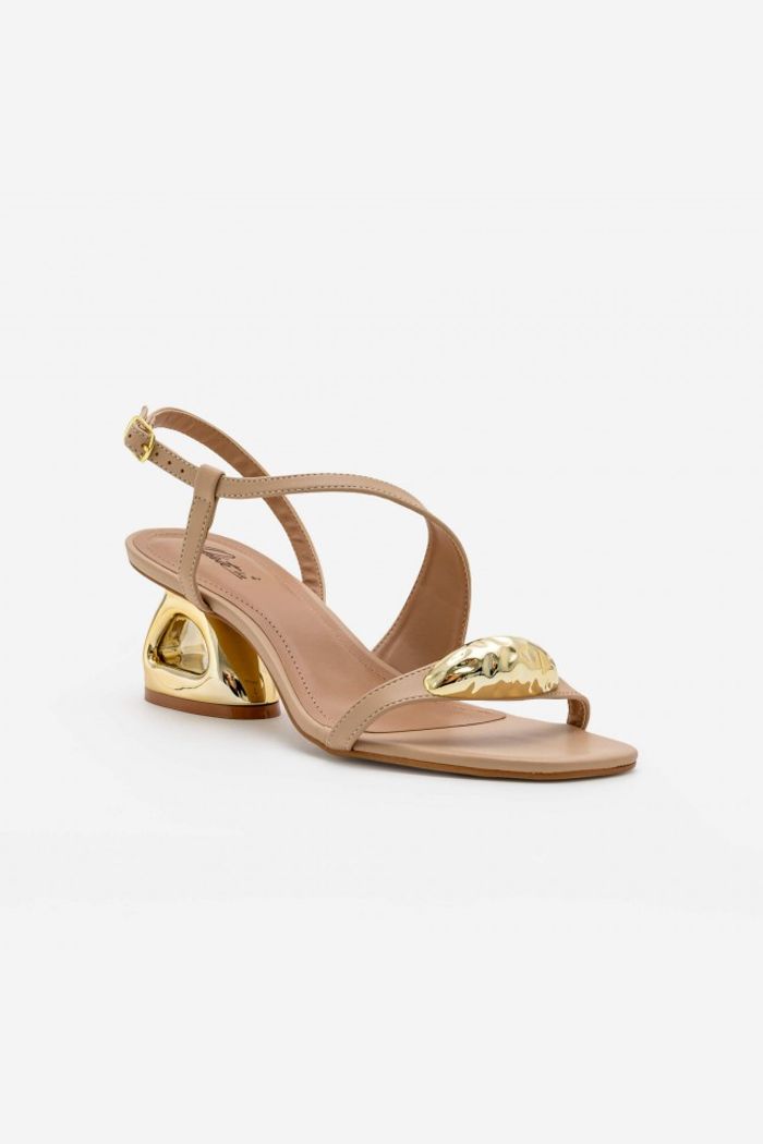 Sandália Poderosa com Esfera e Salto Cromado Amêndoa