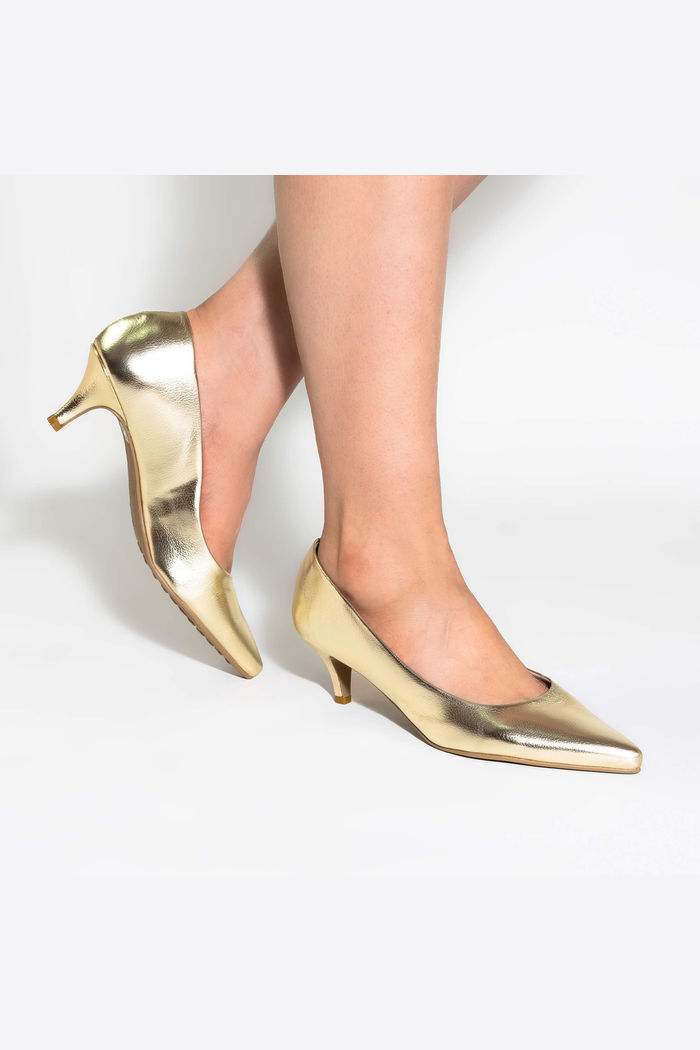 Scarpin Clássico Bico Fino e Salto Médio Champagne