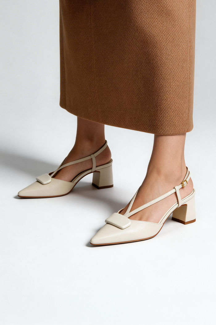 Chanel Com Salto Bloco e Enfeite Off White