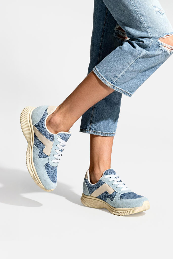 Tênis Moderno com Recortes Azul Claro