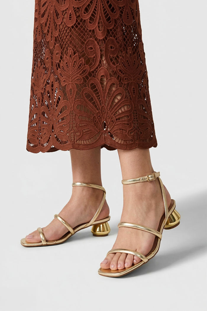 Sandália com Tiras Finas e Salto Cromado Ouro