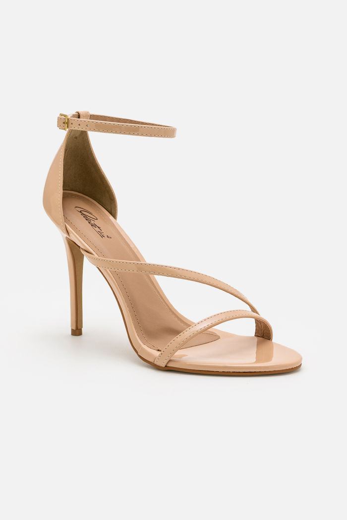 Sandália com Tiras Finas e Calcanhar Fechado Amêndoa