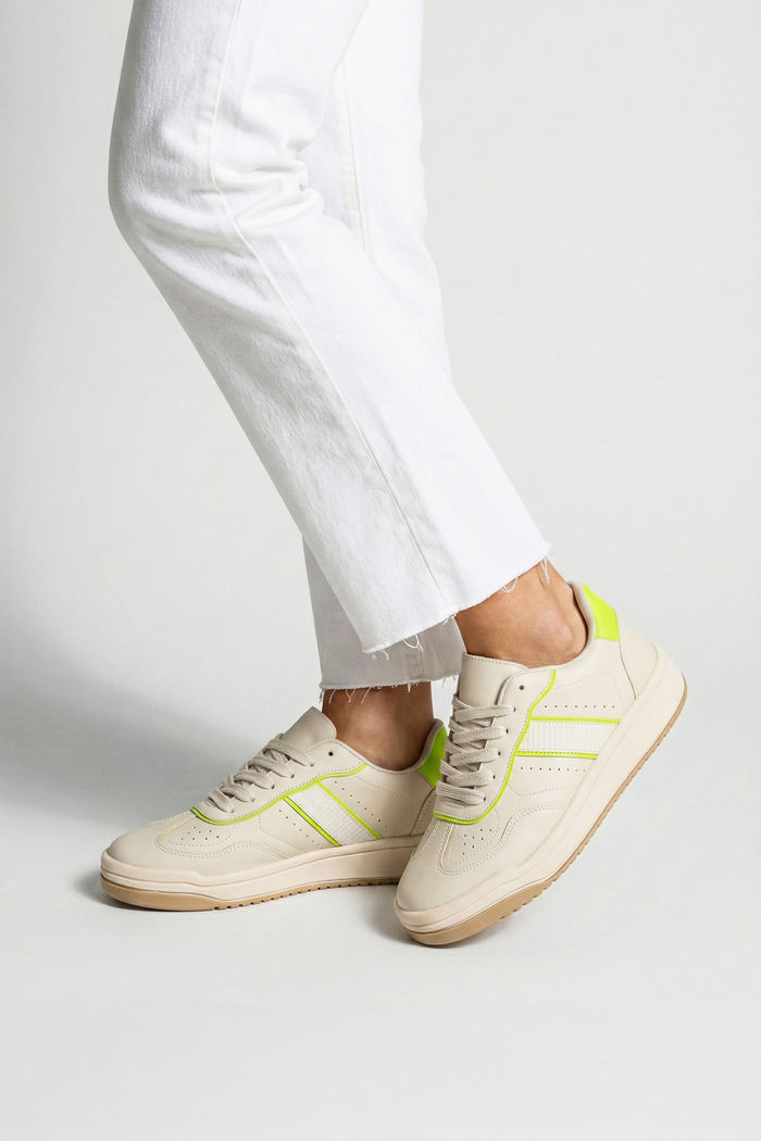 Tênis com Detalhes Verdes Off White