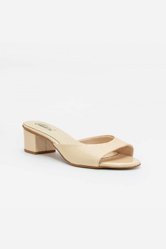 Mule em Verniz com Tira e Salto Bloco Off White
