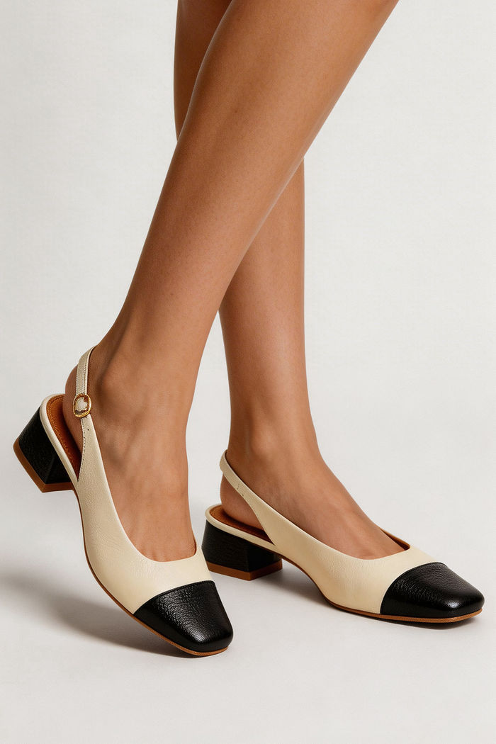 Chanel em Couro com Salto Baixo Preto com Amêndoa