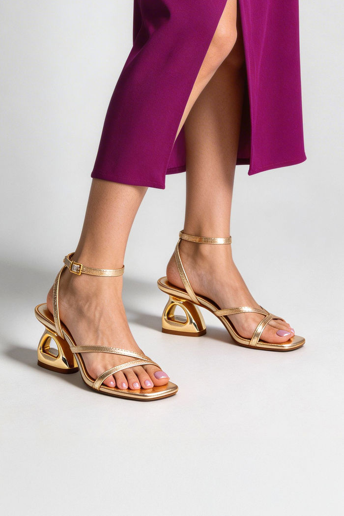 Sandália com Tiras Delicadas e Salto Cromado Ouro