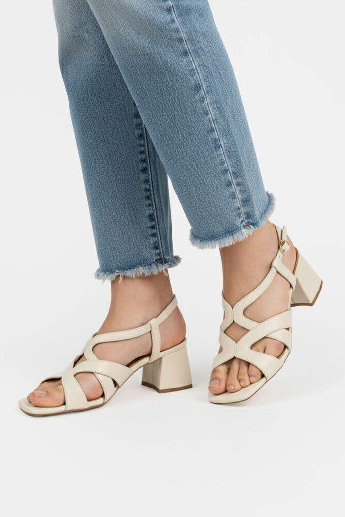 Sandália em Couro com Tiras Off White