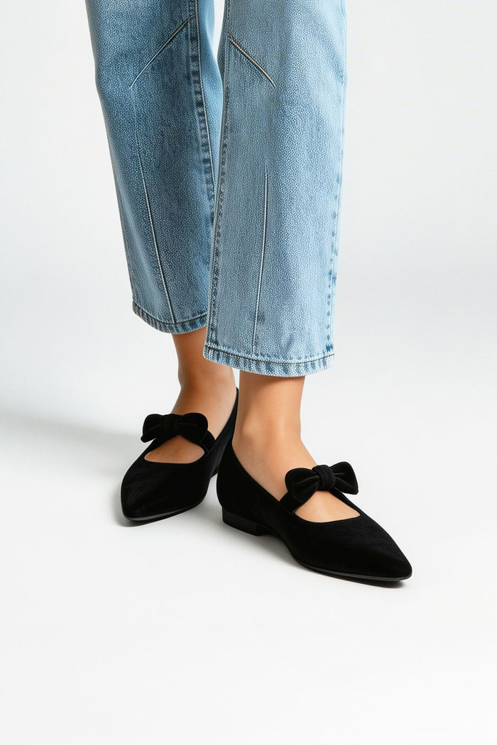 Sapatilha em Camurça com Laço Delicada Preta