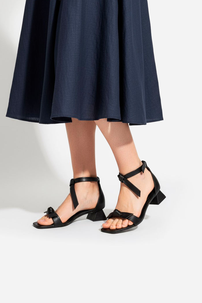 Sandália com Laço e Salto Baixo Preto