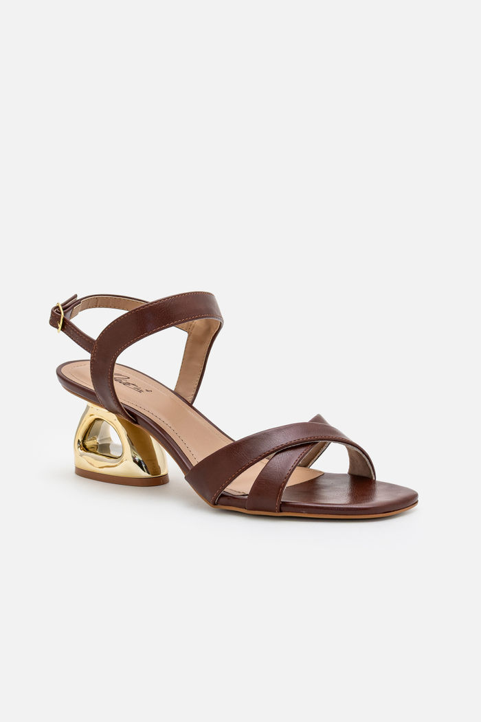 Sandália com Tiras Cruzadas e Salto Cromado Café
