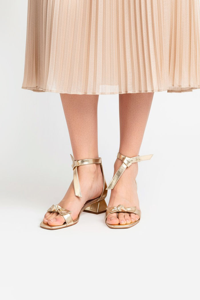 Sandália com Laço e Salto Baixo Champagne