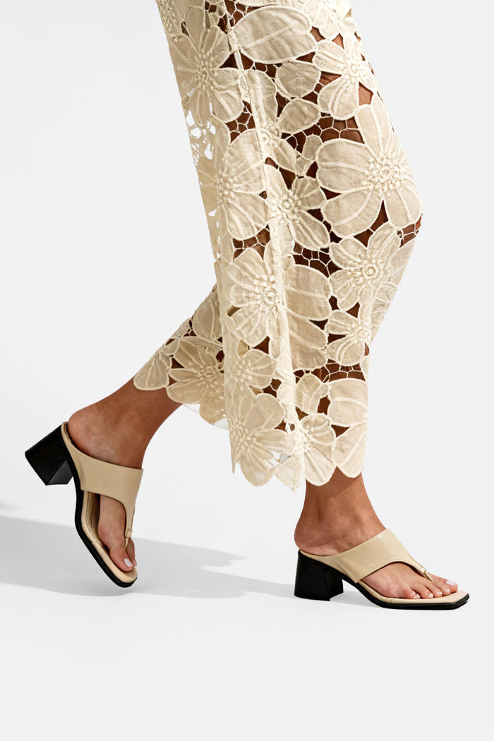 Mule Minimalista em Couro com Salto Blocão Off White