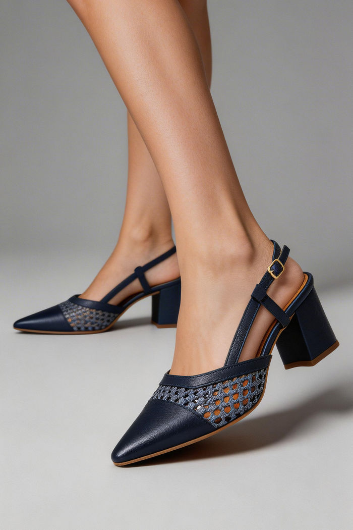 Chanel em Couro com Trissê e Salto Bloco Marinho