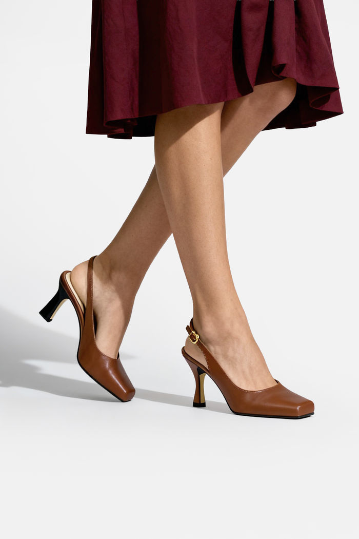 Chanel Moderno com Bico Quadrado Caramelo