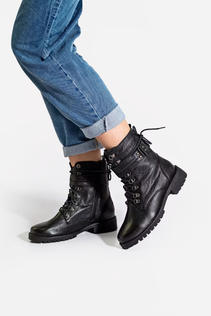Coturno com Detalhes Metálicos Preto