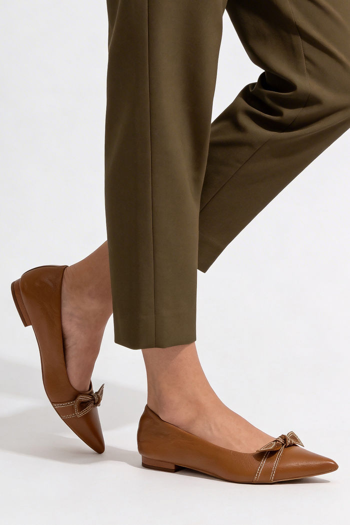 Sapatilha em Couro com Laço Delicado Caramelo