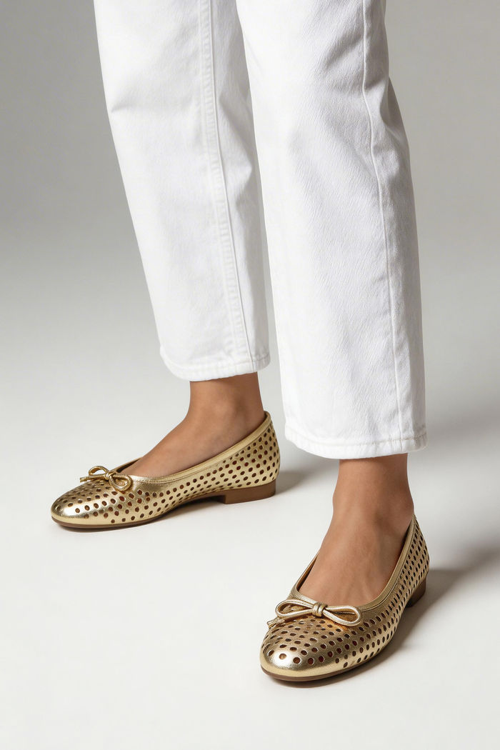 Sapatilha em Couro com Recortes a Laser Champagne