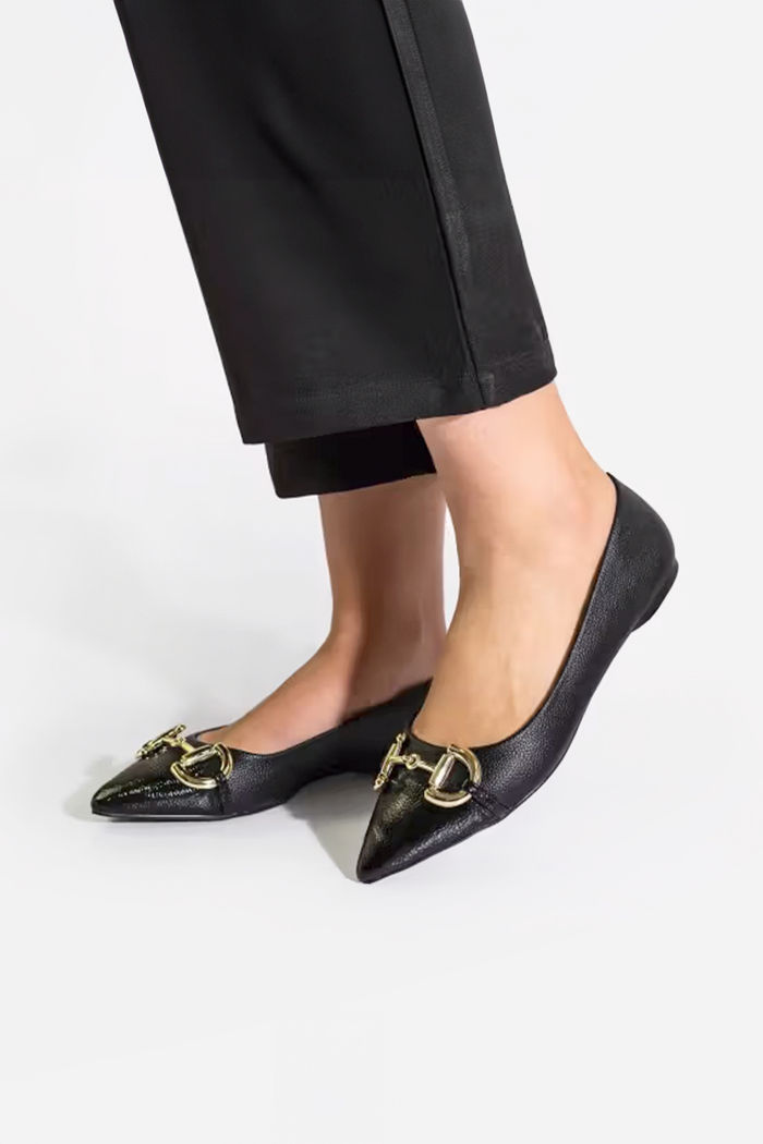 Sapatilha Elegante com Bico Fino Preta