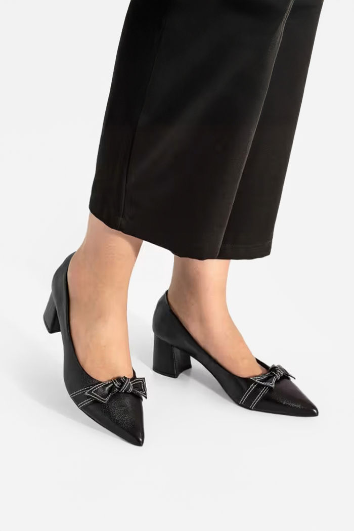 Scarpin Laço com Pesponto em Couro Preto