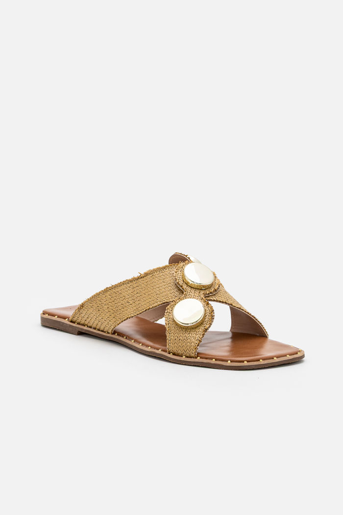 Rasteira em Ráfia com Tiras Cruzadas e Enfeites Metálicos Amêndoa