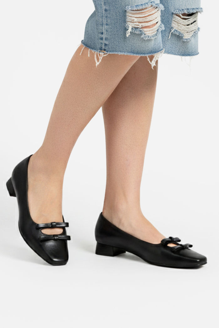 Scarpin com Lacinhos e Bico Quadrado Preto