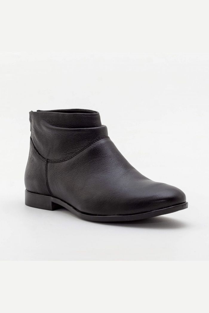 Bota Versatilíssima com Cano Curto em Couro Preta